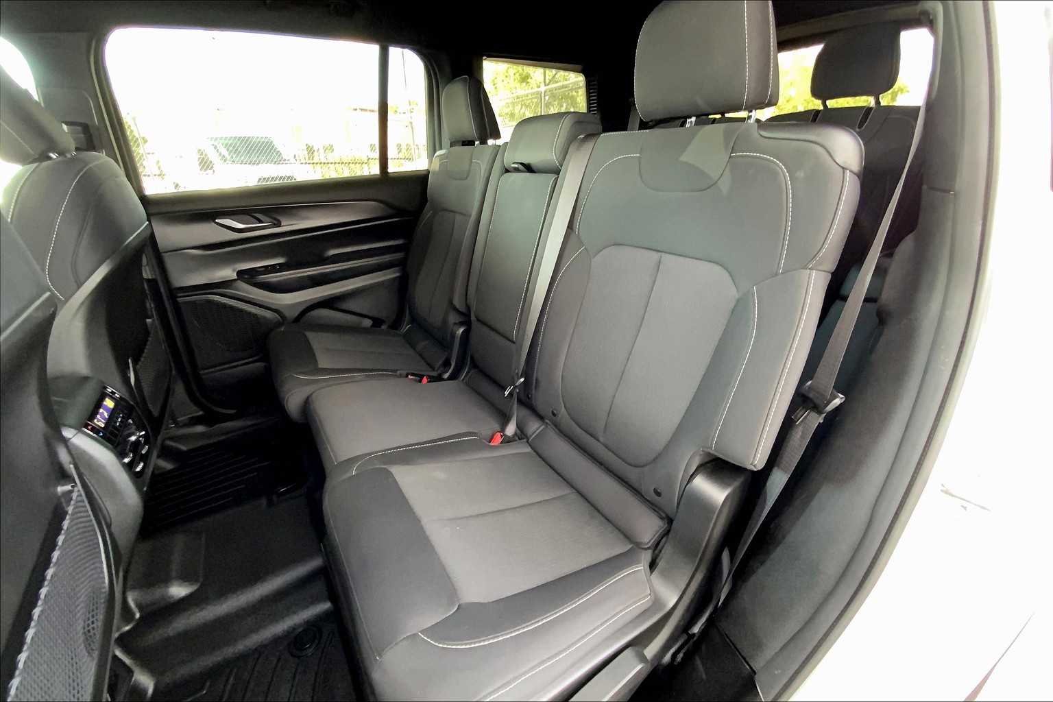 2024 Jeep Grand Cherokee Laredo X photo 18
