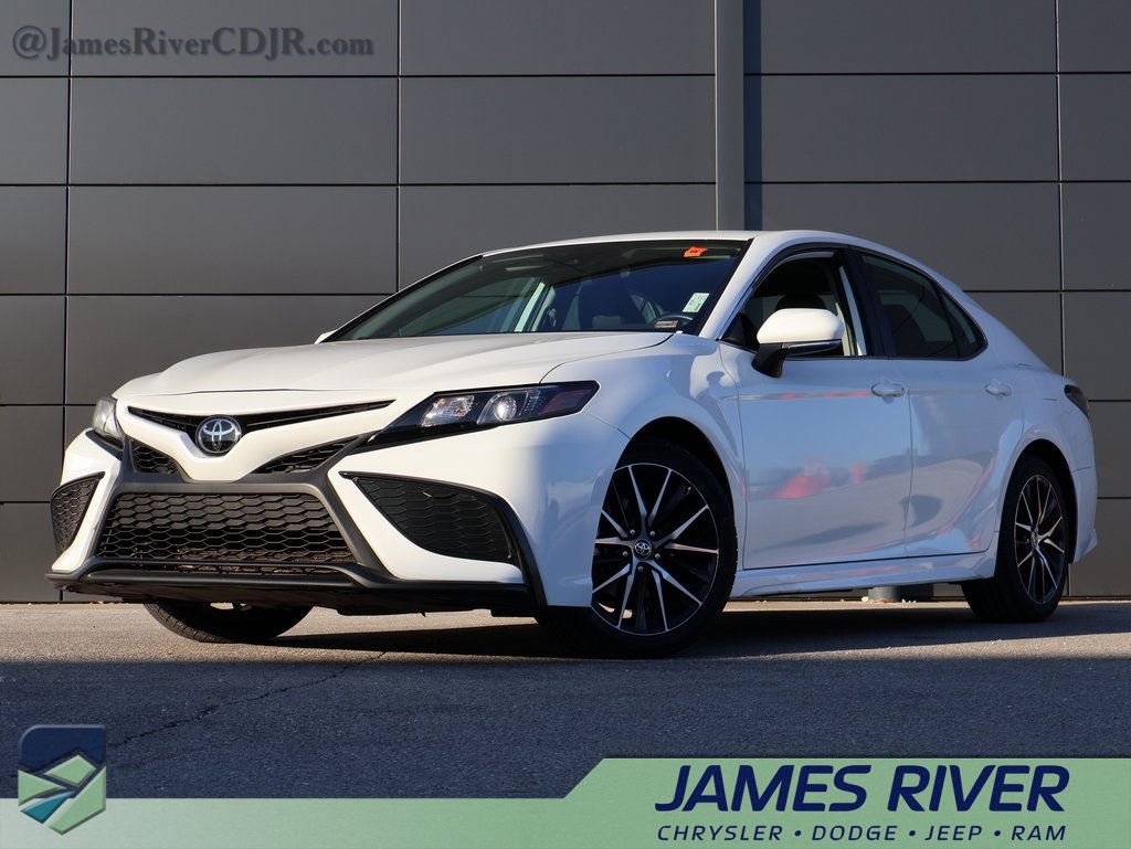 2024 Toyota Camry SE's photo