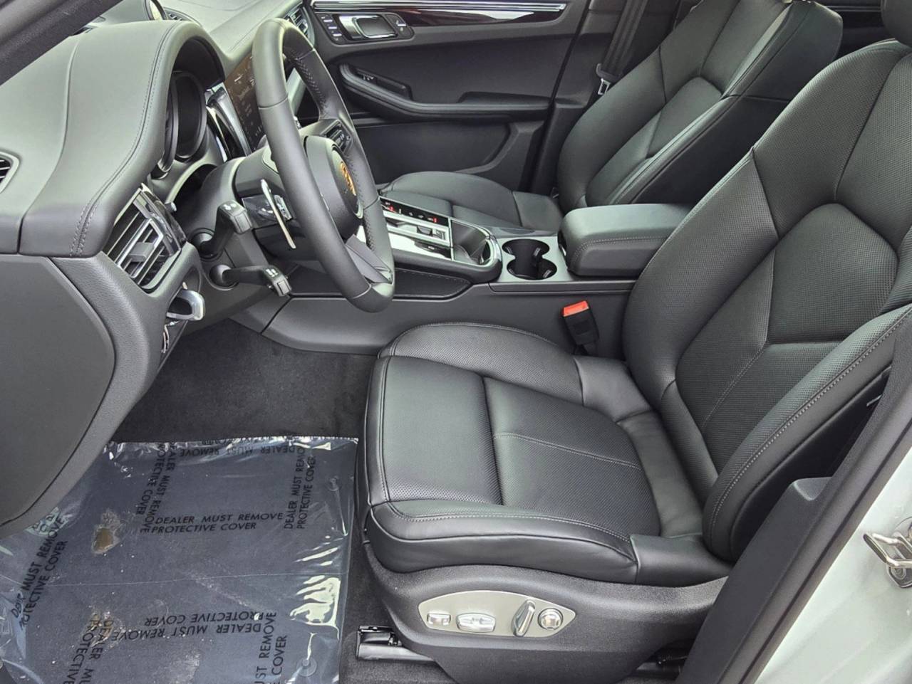 2025 Porsche Macan T photo 13