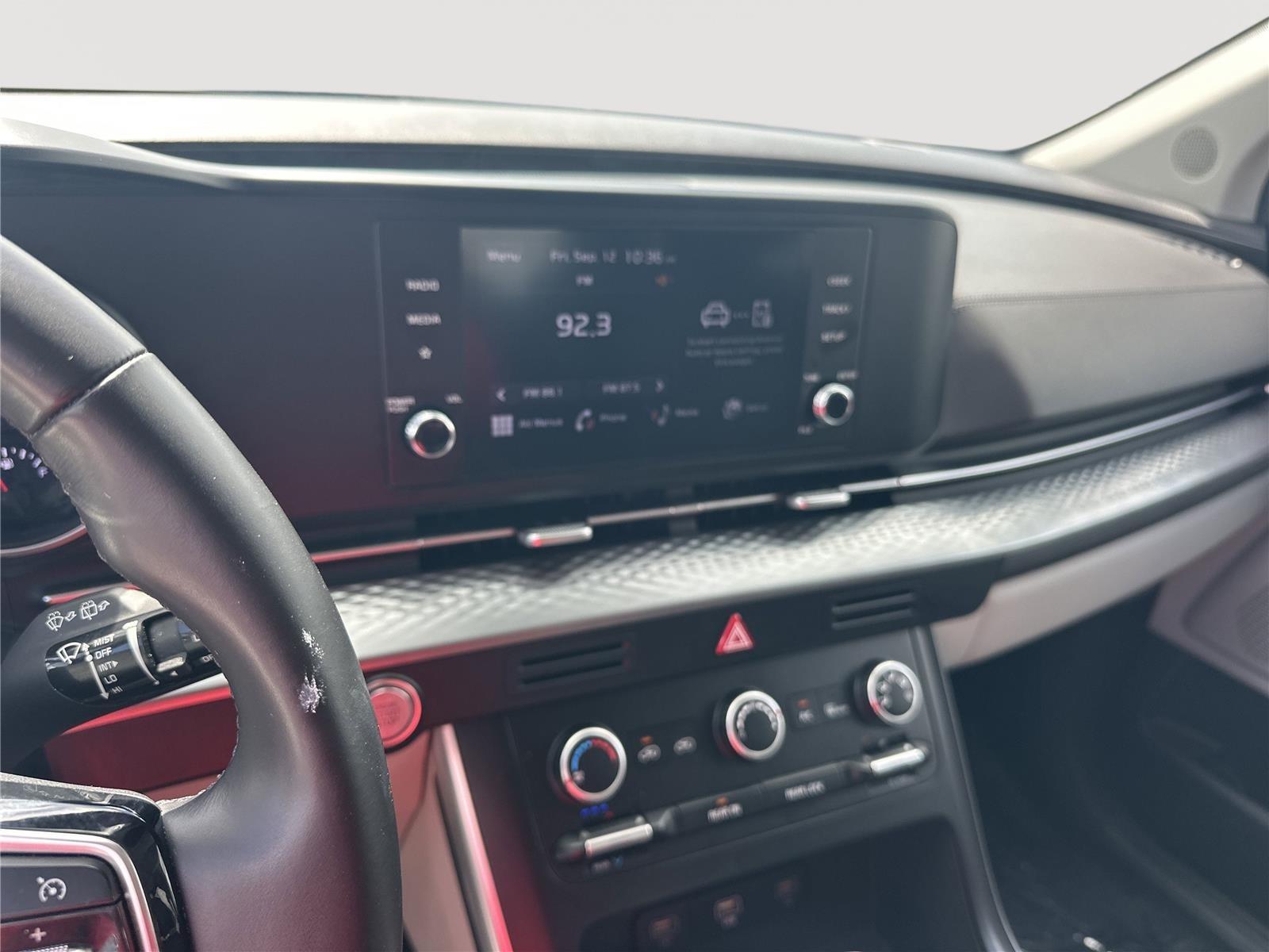 2024 Kia Carnival LX photo 14