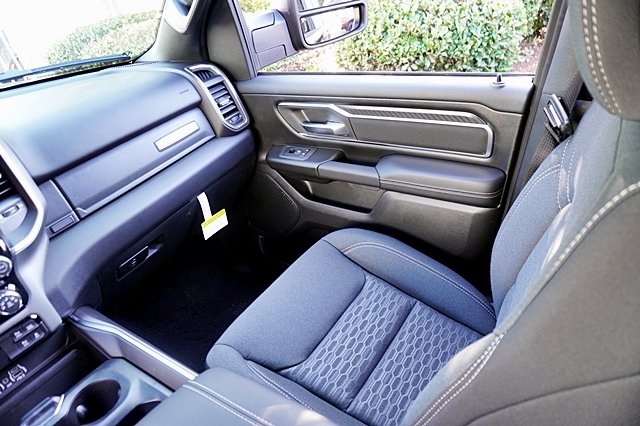 New 2025 Diamond Black Crystal Pearl-Coat Exterior Paint RAM Big Horn/Lone Star image 28