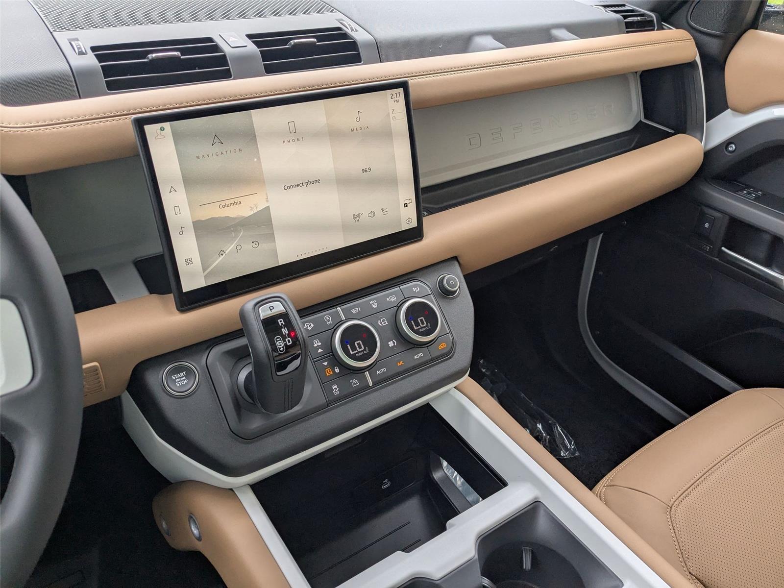 2025 Land Rover Defender 130 X-Dynamic SE photo 17