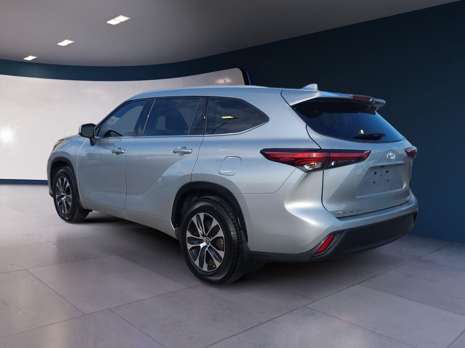 2022 Toyota Highlander XLE photo 3