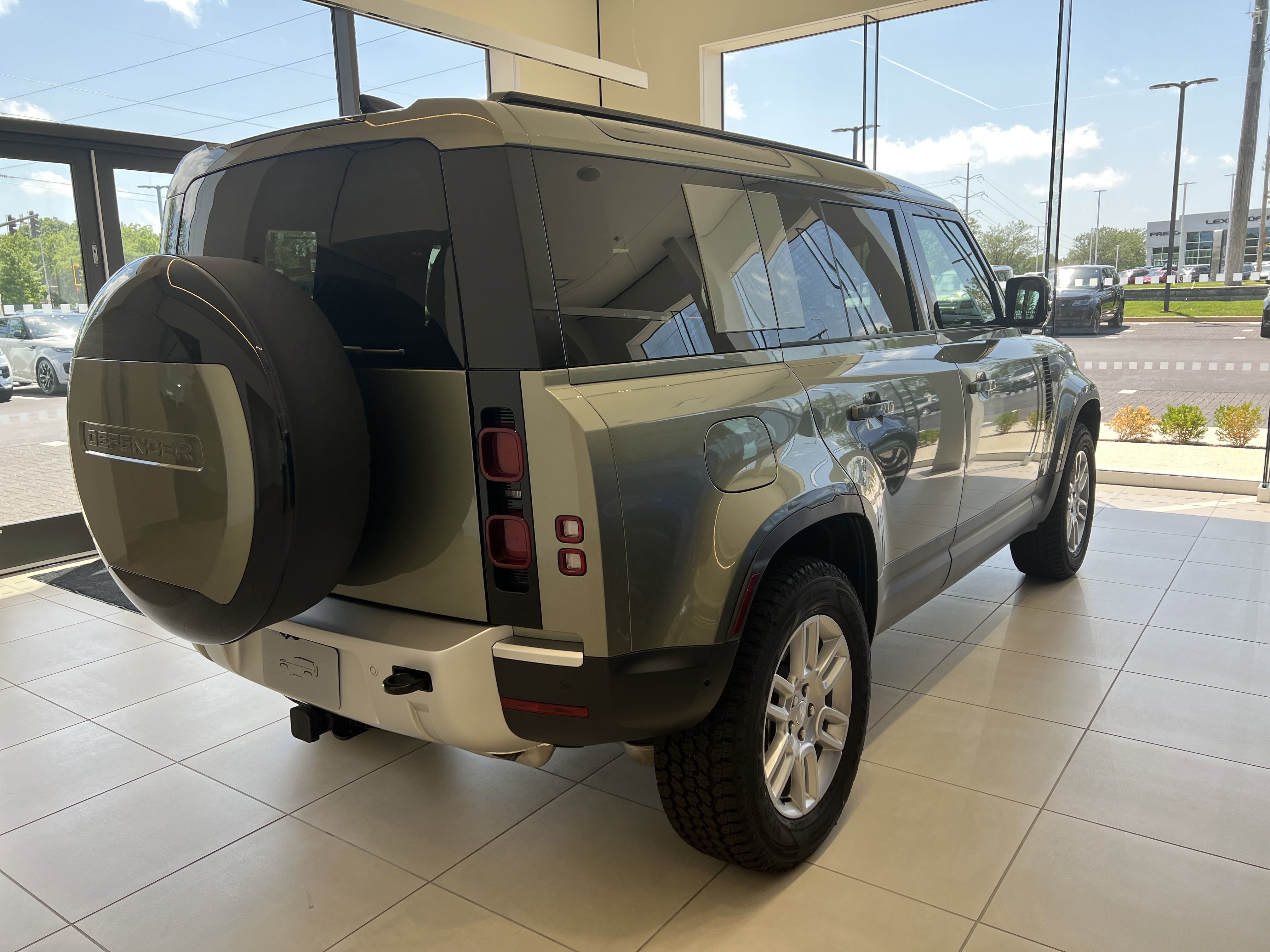 2025 Land Rover Defender 110 S photo 5