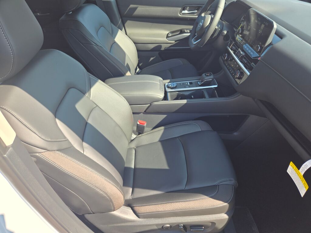 2025 Nissan Pathfinder SL photo 5