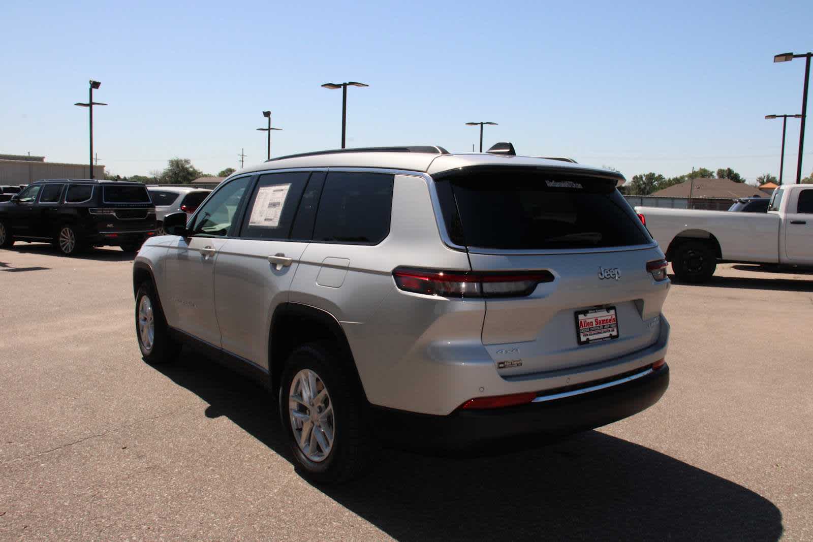 2025 Jeep Grand Cherokee Laredo Altitude photo 4