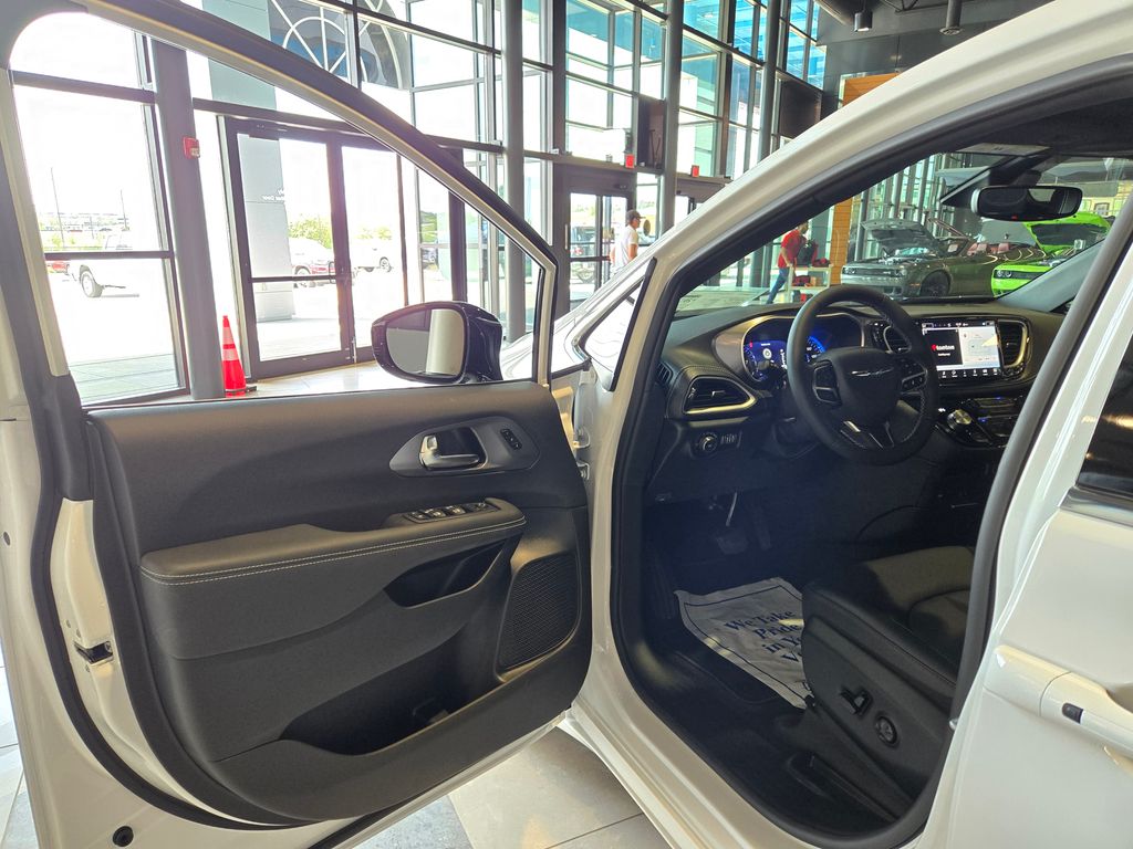 2025 Chrysler Pacifica photo 7