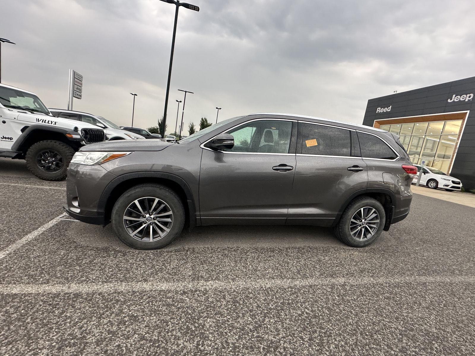 Used 2018 Toyota Highlander XLE with VIN 5TDJZRFH0JS557887 for sale in Kansas City