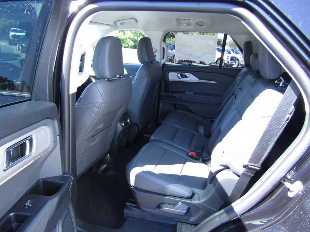 2025 Ford Explorer photo 9