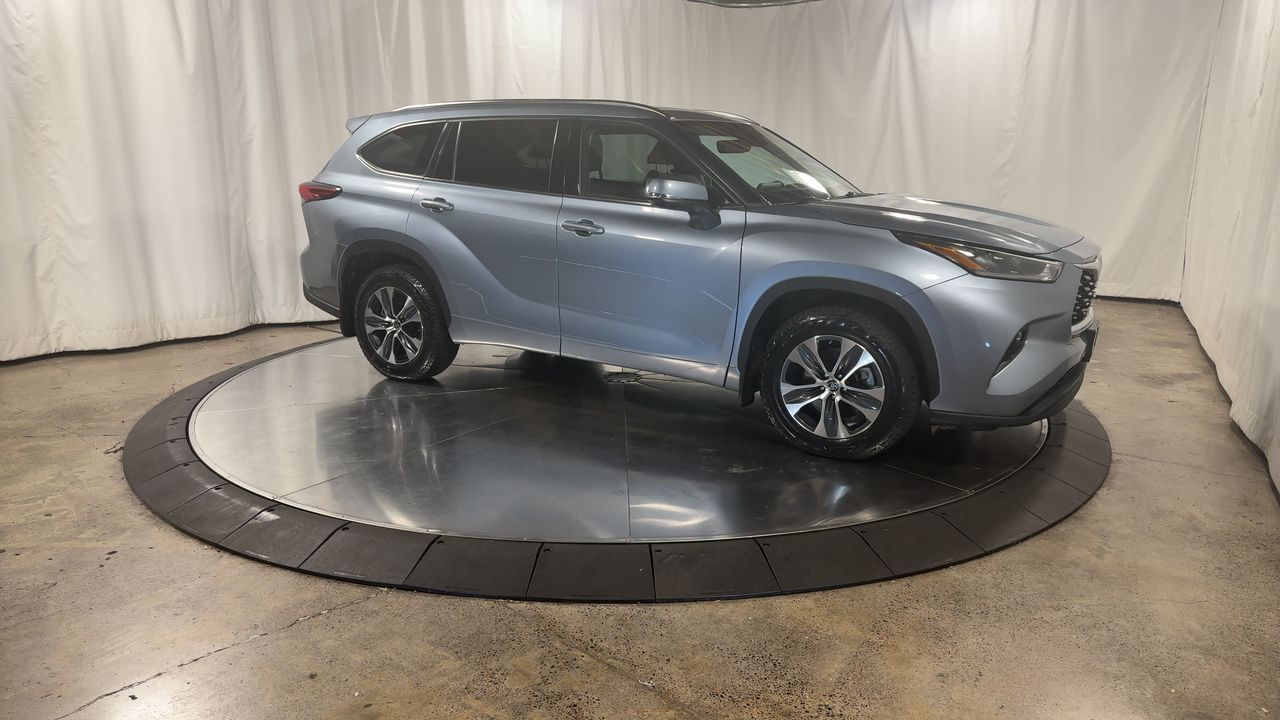 2021 Toyota Highlander XLE photo 3