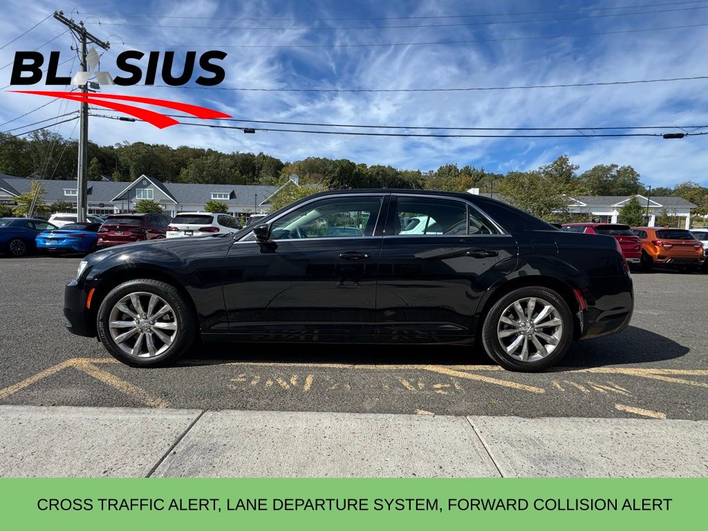 2022 Chrysler 300 Touring photo 3
