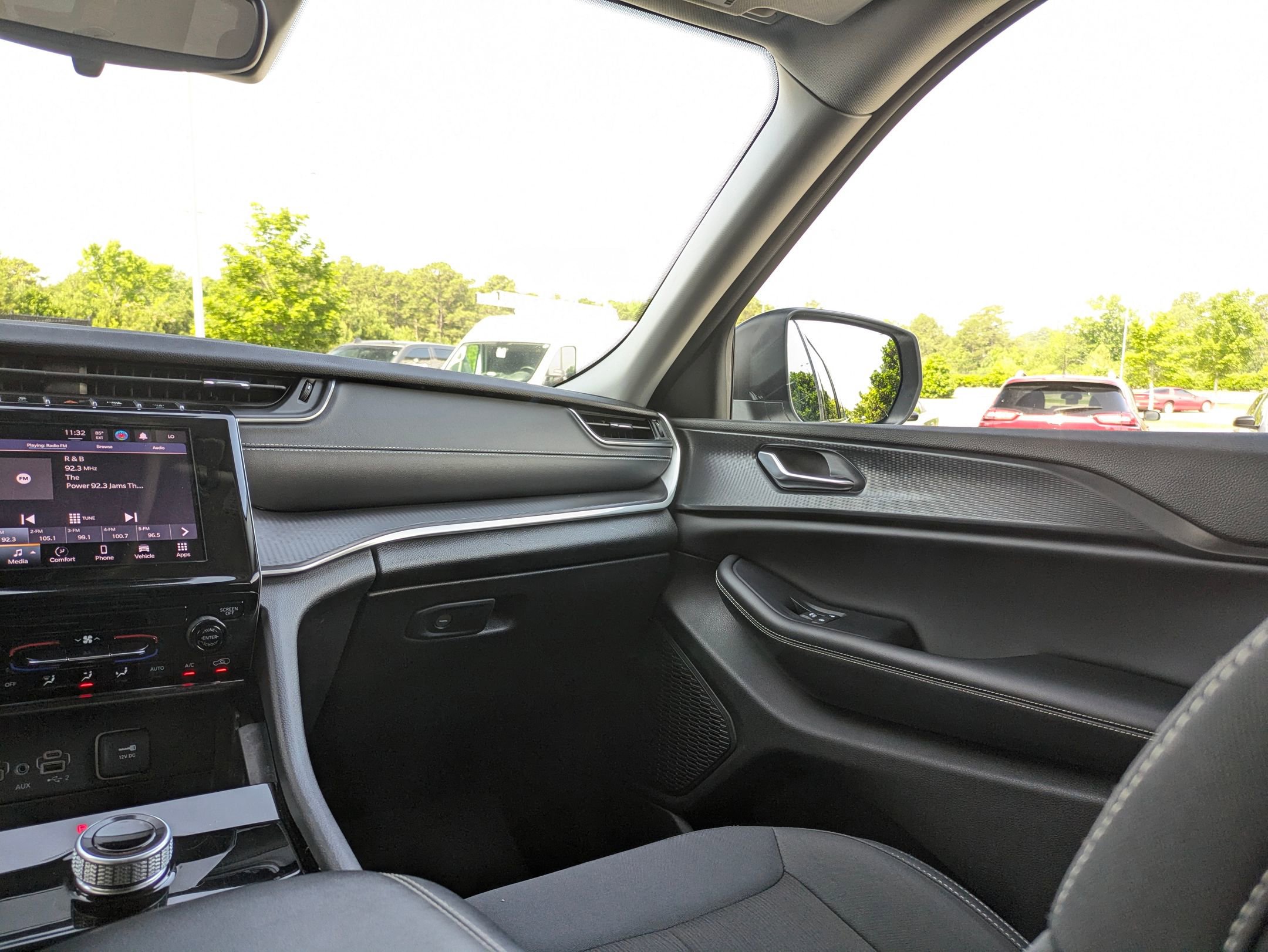 2023 Jeep Grand Cherokee Laredo photo 11