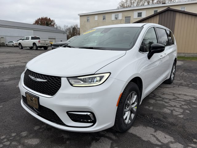 2026 Chrysler Pacifica Select's photo