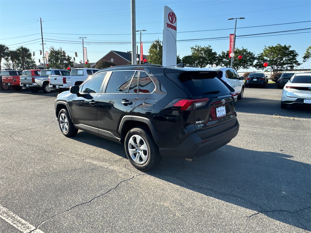 2021 Toyota RAV4 LE photo 5