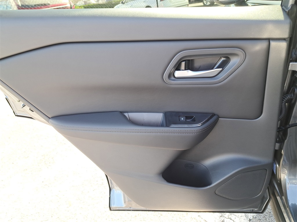 2026 Nissan Rogue SV photo 14