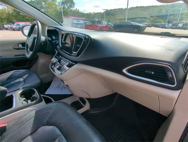 2022 Chrysler Pacifica Touring L photo 18