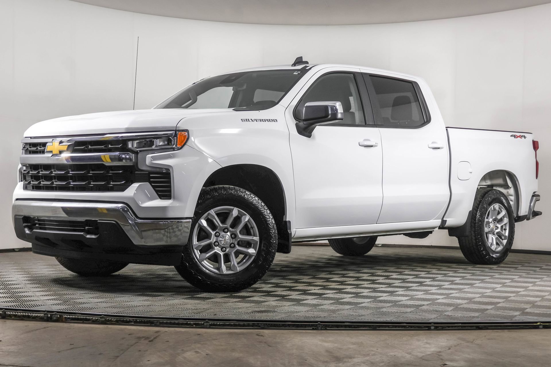 2023 Chevrolet Silverado 1500 LT photo 2