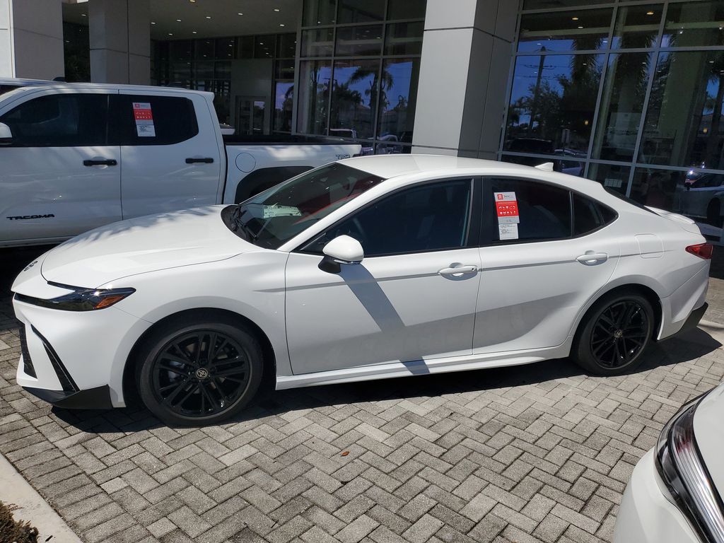 2025 Toyota Camry SE photo 7