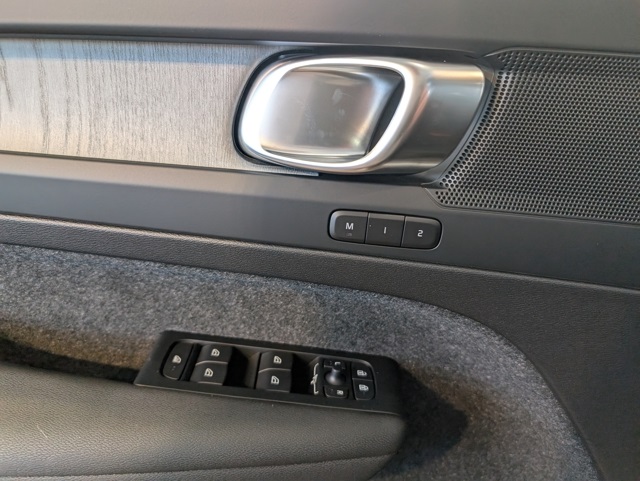 2026 Volvo XC60 B5 Plus photo 9