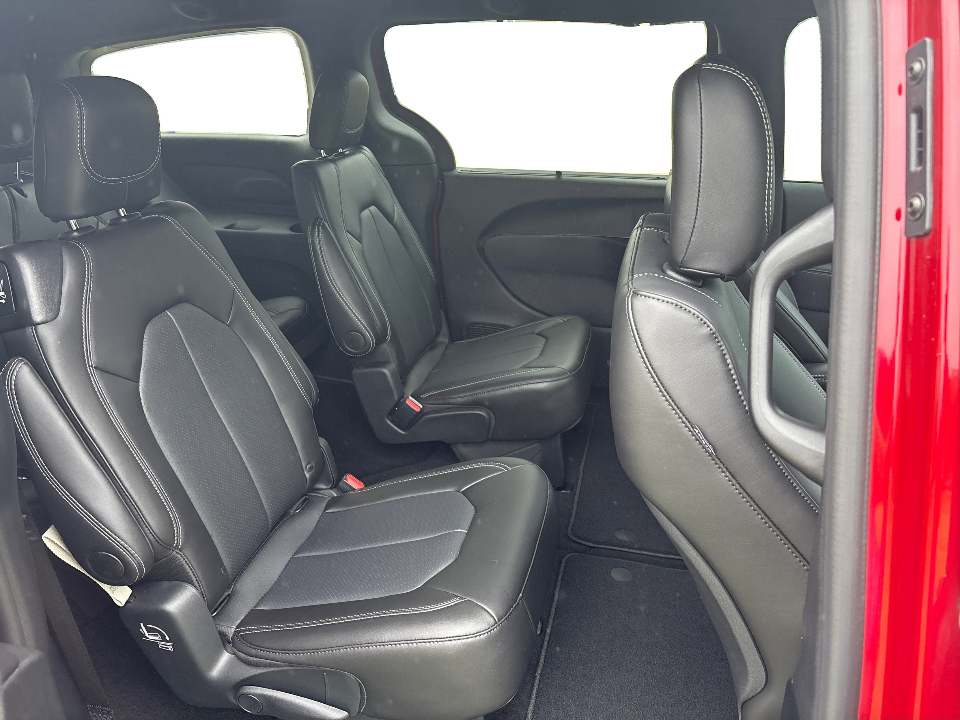 2025 Chrysler Pacifica photo 18