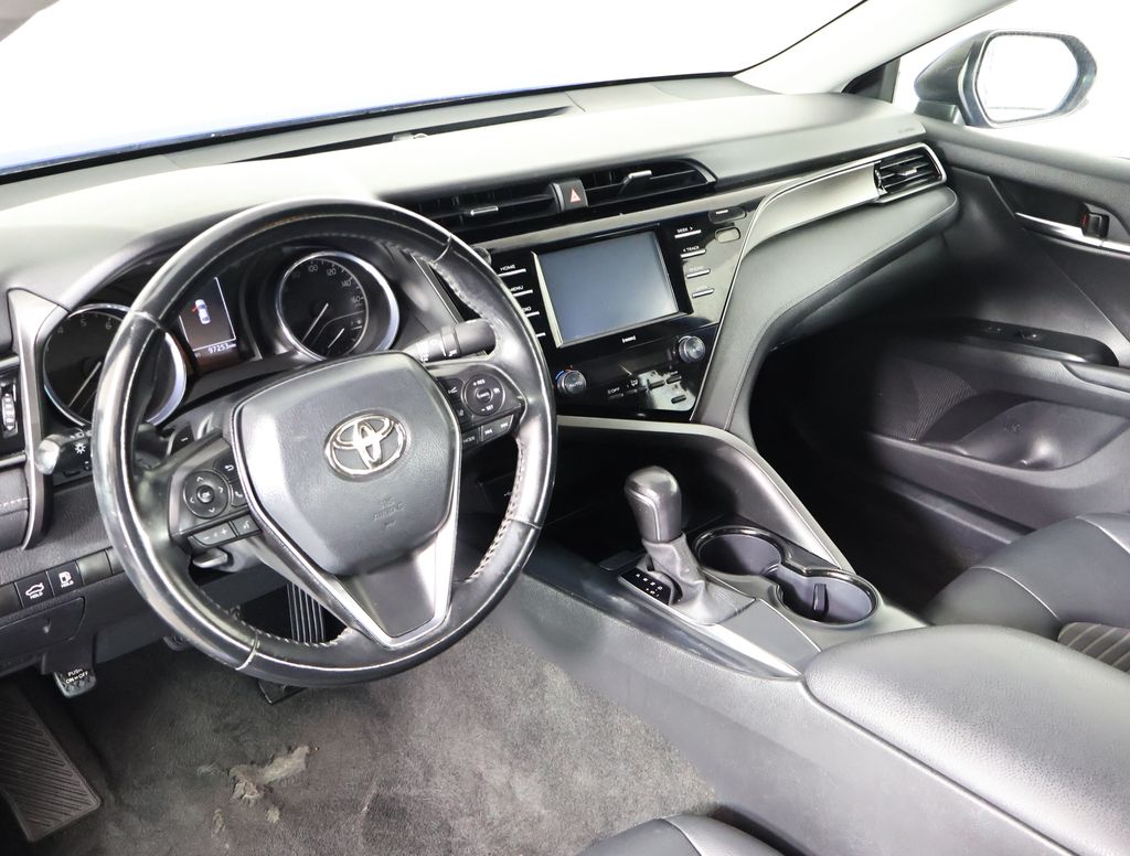 2020 Toyota Camry SE photo 6