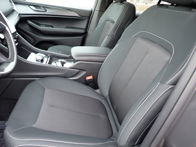 2025 Jeep Grand Cherokee Laredo photo 10