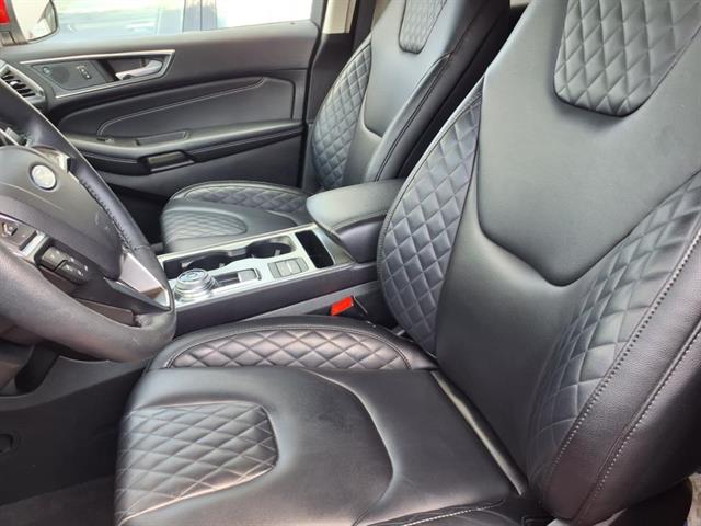 2024 Ford Edge Titanium photo 3