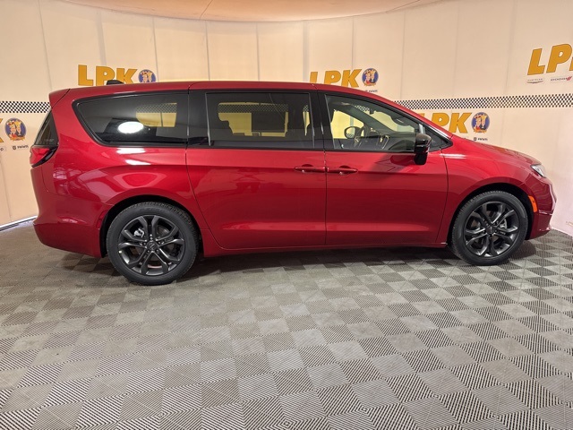 2026 Chrysler Pacifica photo 2
