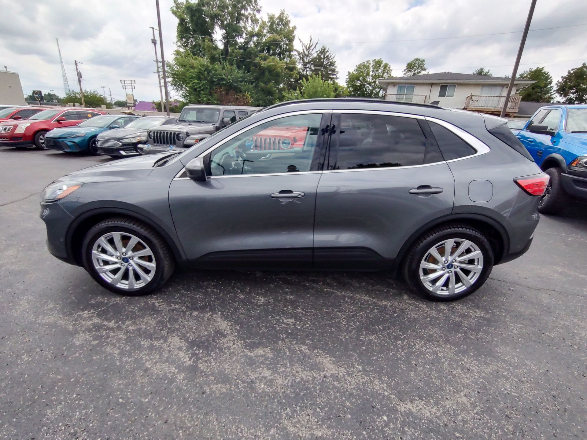 2021 Ford Escape Titanium Hybrid photo 3