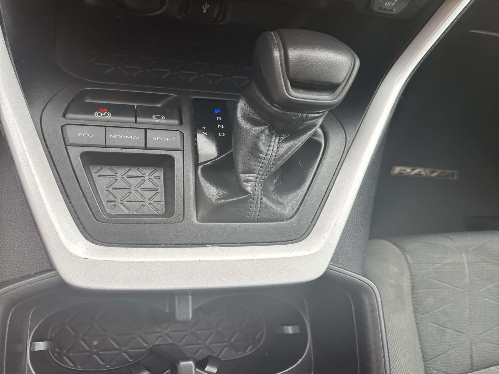 2022 Toyota RAV4 XLE photo 24