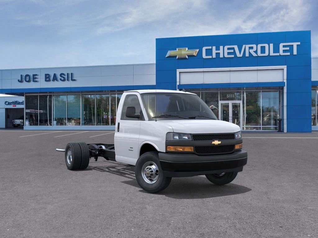 2025 Chevrolet Express Cutaway Base's photo