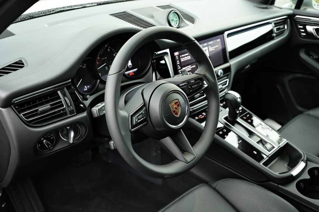 2025 Porsche Macan T photo 4