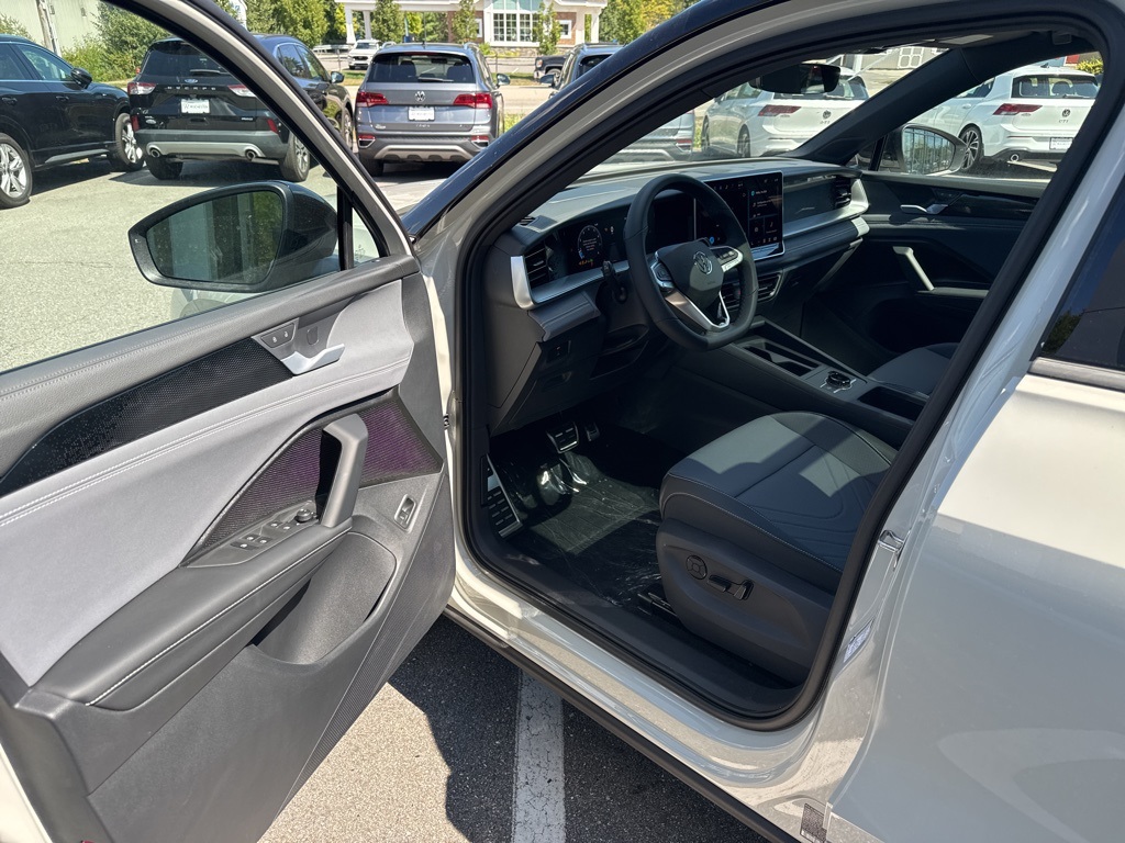 2025 Volkswagen Tiguan SE R-Line Black photo 11