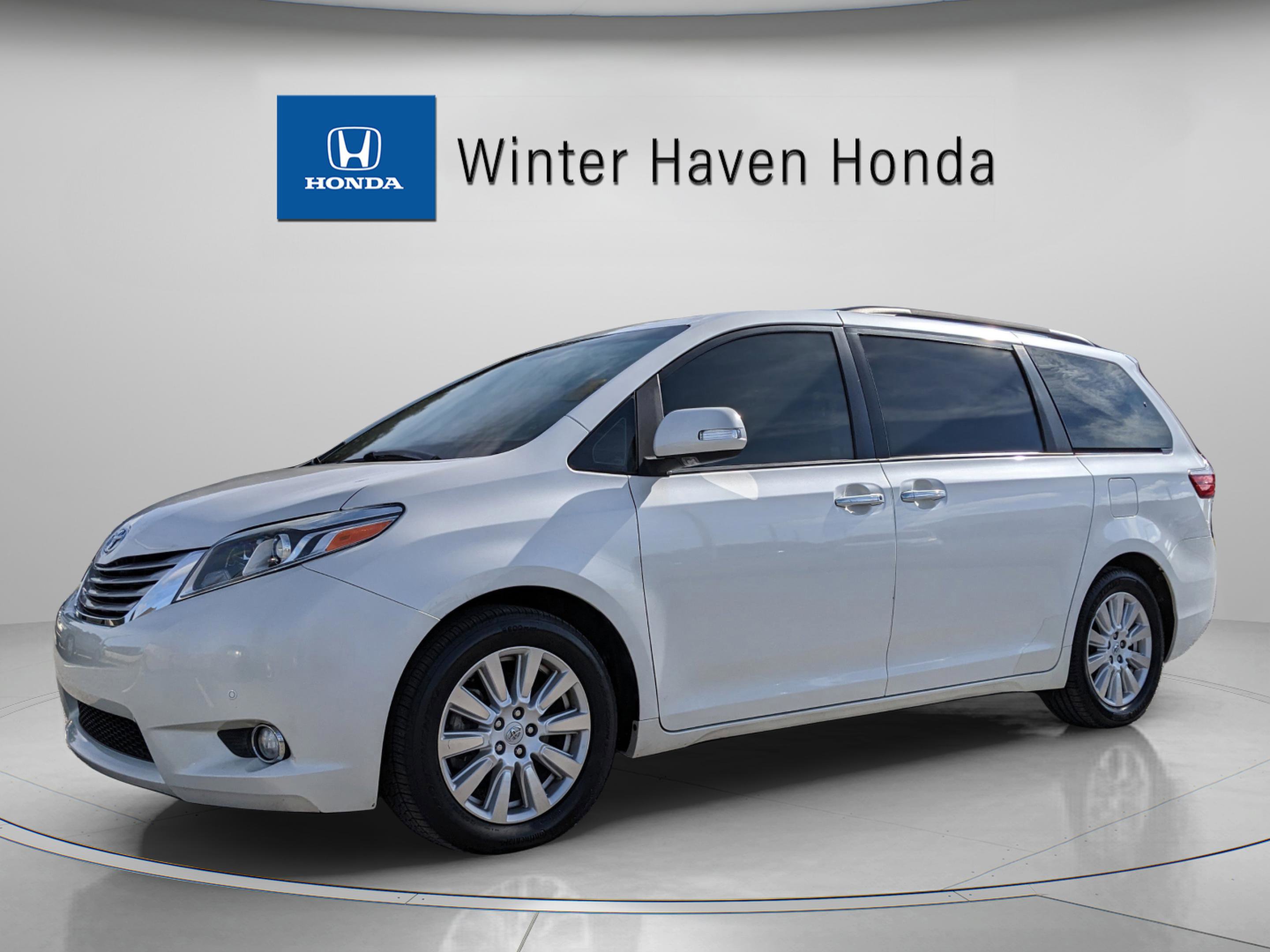 2017 Toyota Sienna Limited XLE Premium photo 2