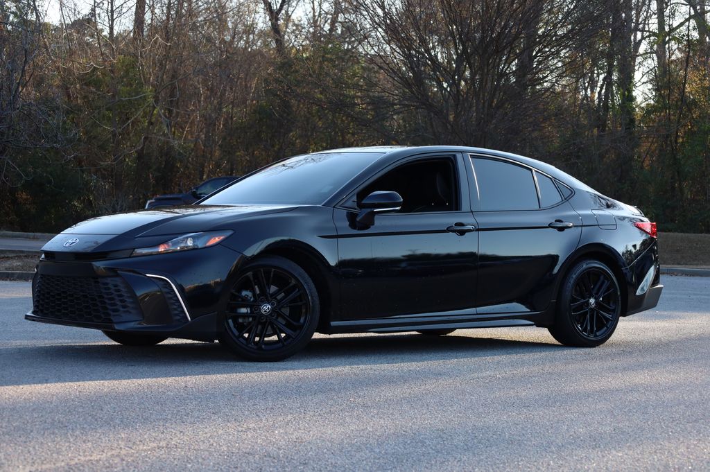 2025 Toyota Camry SE's photo