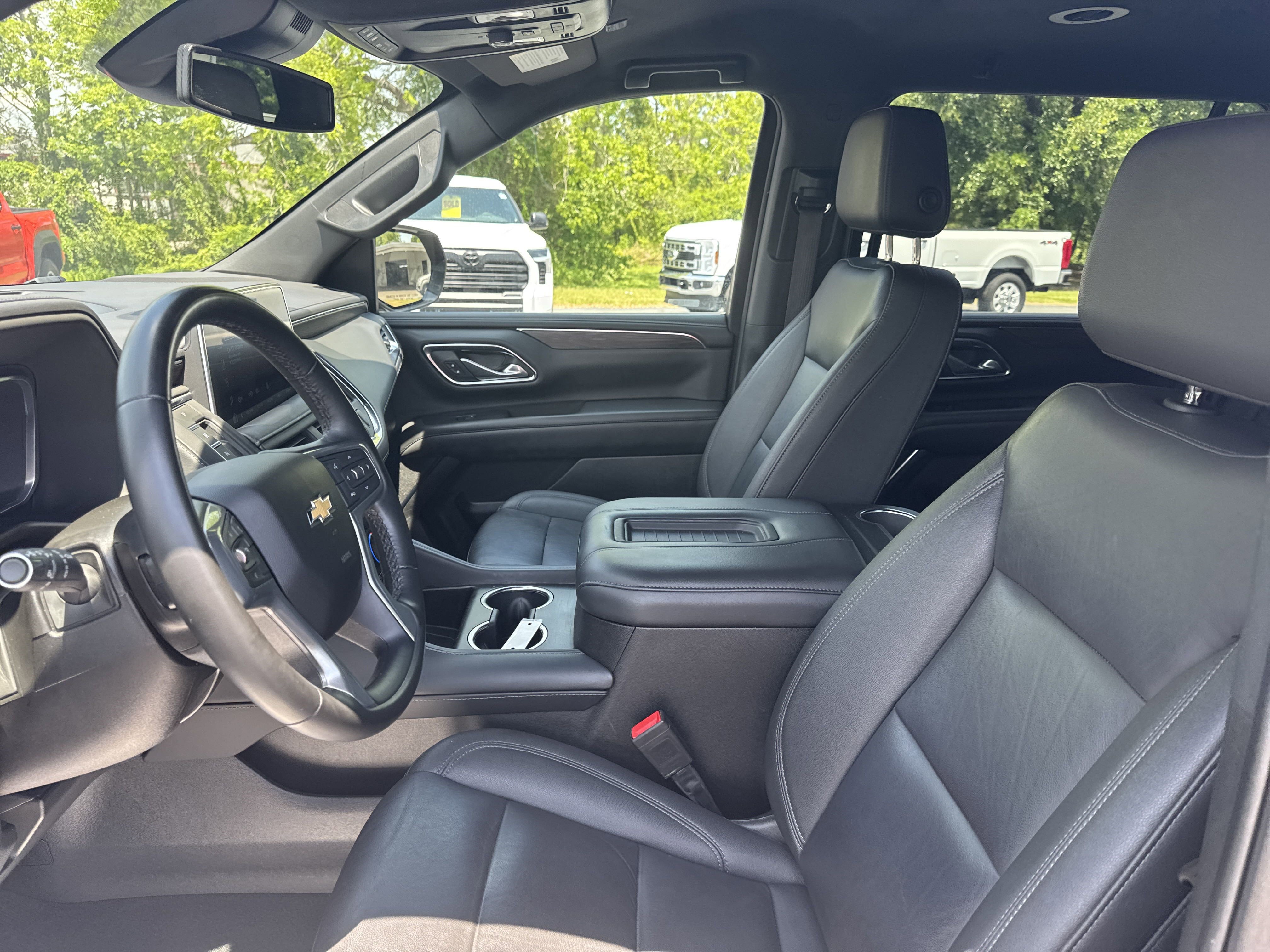 2023 Chevrolet Suburban LT photo 7