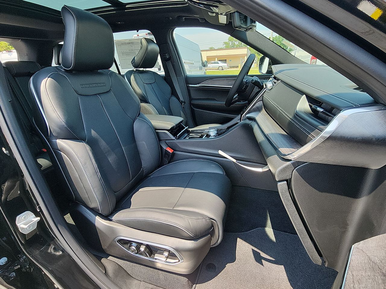 2025 Jeep Grand Cherokee Overland photo 25