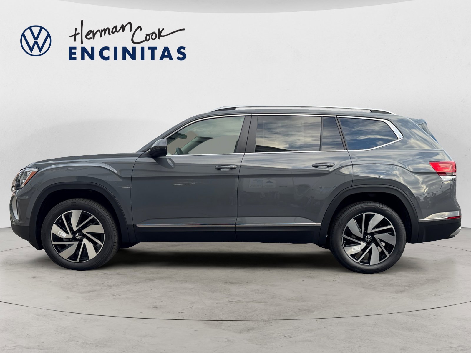 2025 Volkswagen Atlas SEL photo 2