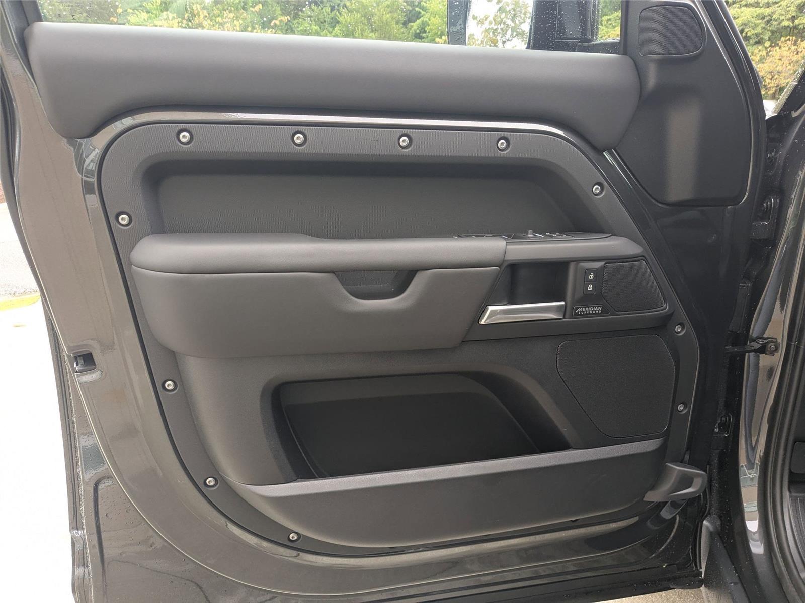 2025 Land Rover Defender 110 X-Dynamic SE photo 8