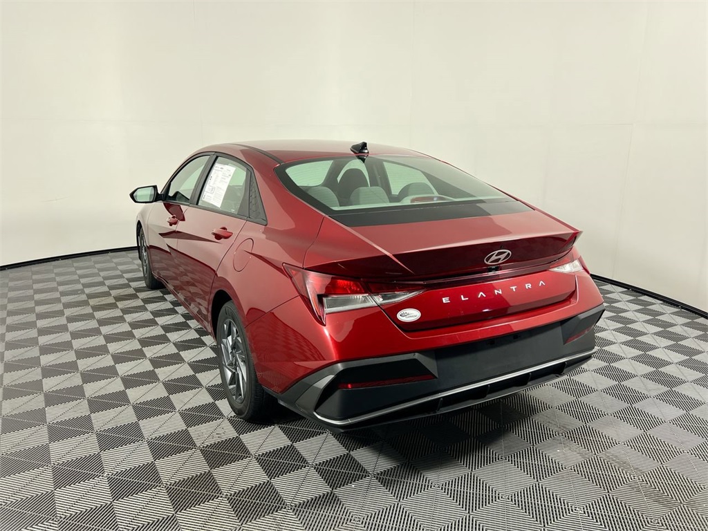 2024 Hyundai Elantra SEL photo 4