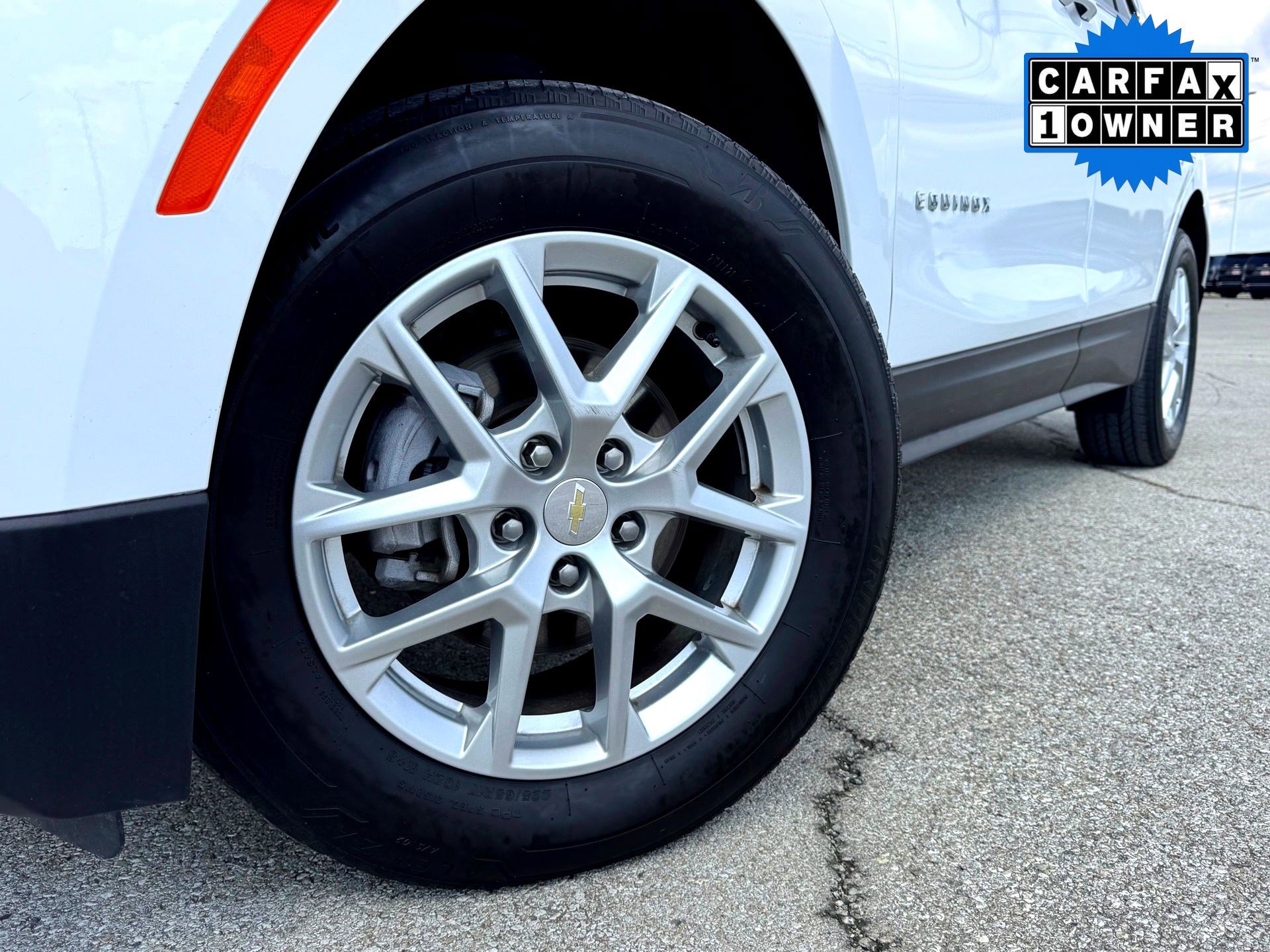 2023 Chevrolet Equinox LT photo 2