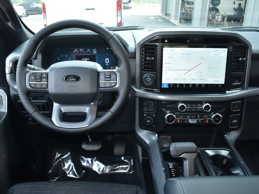 2025 Ford F-150 XLT photo 13