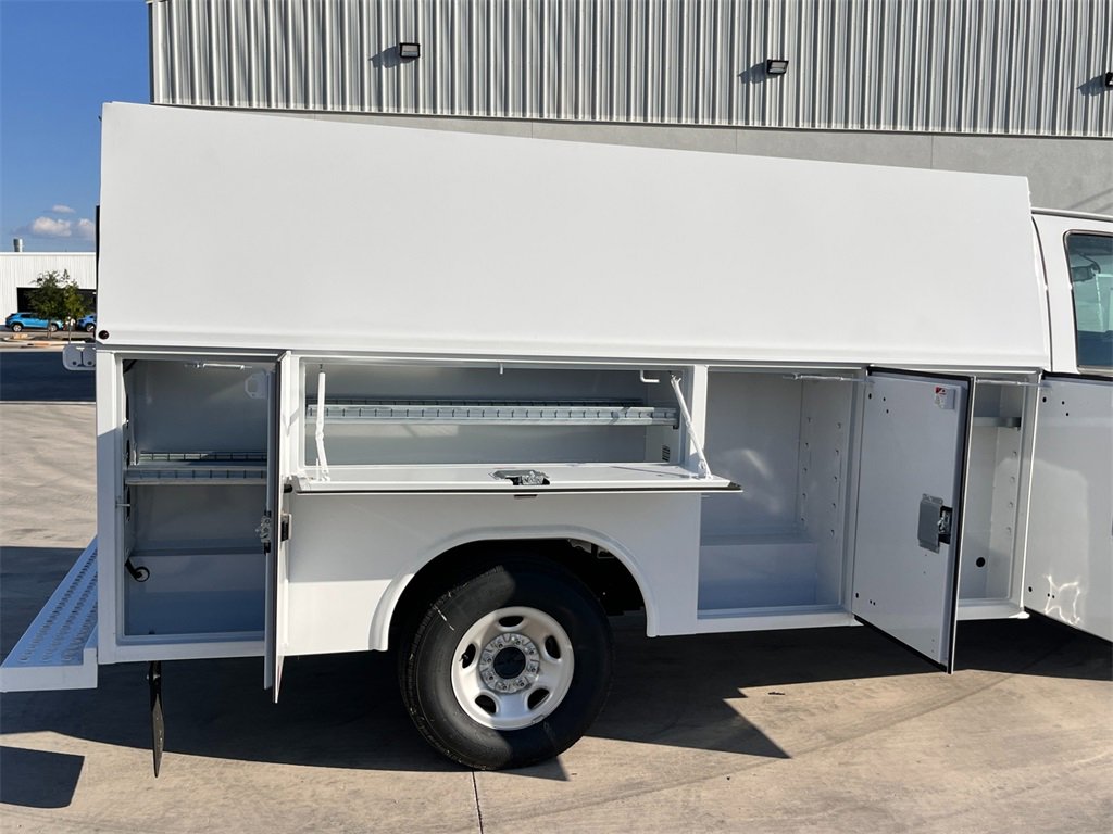 2025 Chevrolet Express Cutaway 3500 photo 2