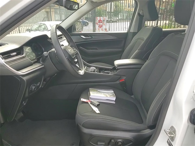 2023 Jeep Grand Cherokee Laredo photo 12