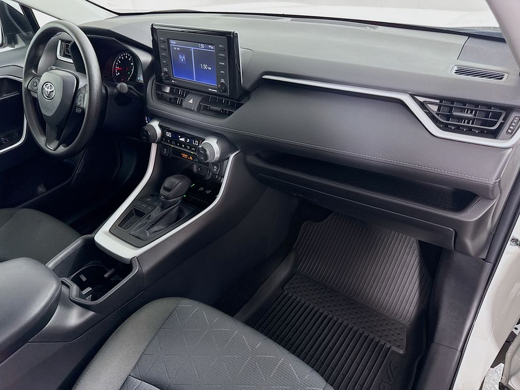 2022 Toyota RAV4 XLE photo 28