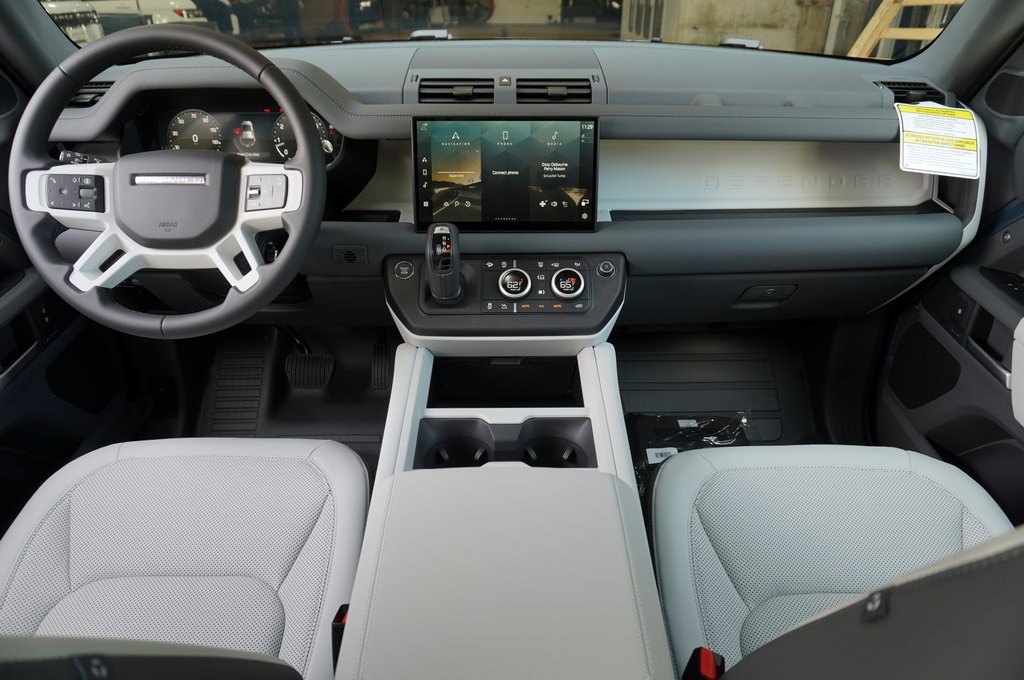 2025 Land Rover Defender 110 S photo 7