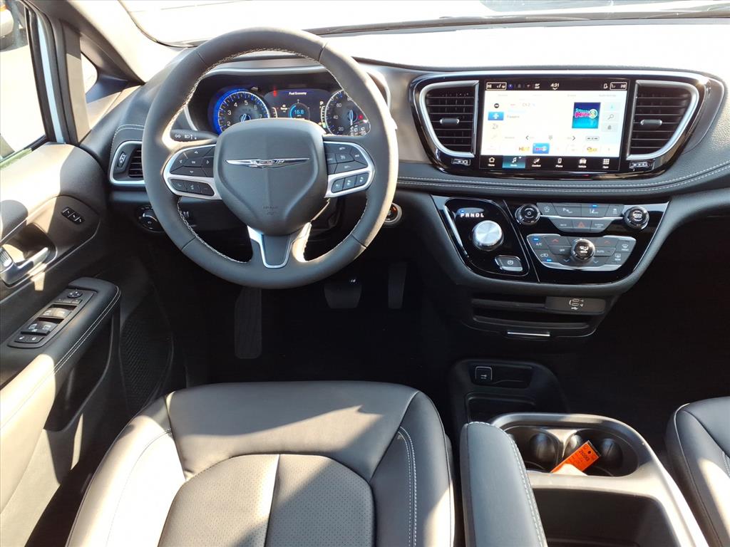 2026 Chrysler Pacifica photo 3