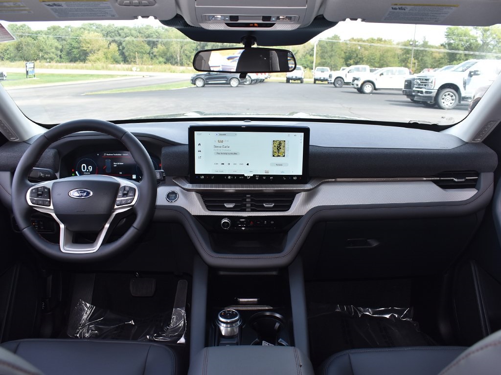 2025 Ford Explorer photo 4