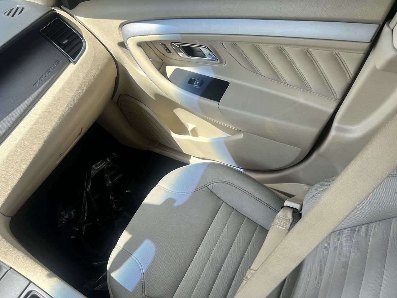 2018 Ford Taurus SE photo 14