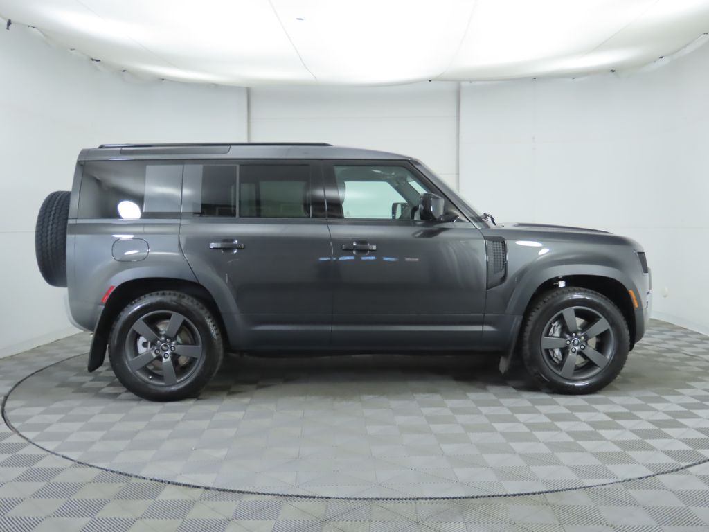 2025 Land Rover Defender 110 S photo 4